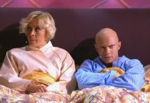 Камеди Вумен – Молодая семья живёт с родителями их родителей