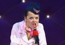 Камеди Вумен – У информационной стойки “СвинАвиа”