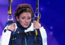 Камеди Вумен – В парашюте на дереве